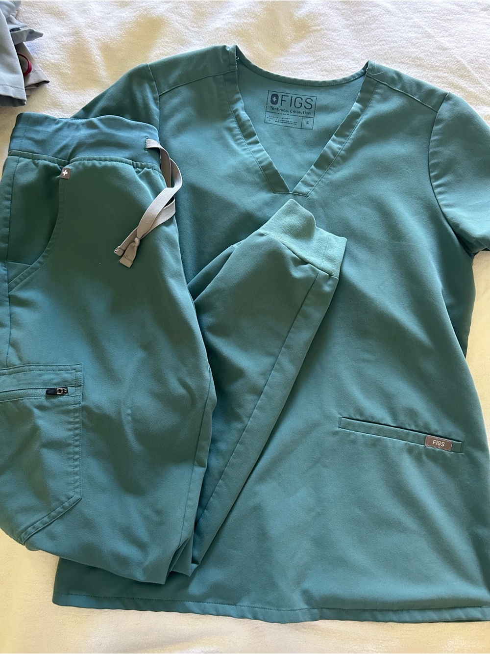 FIGS Hydro Green Catarina Top and Livingston bottoms Scrub Set